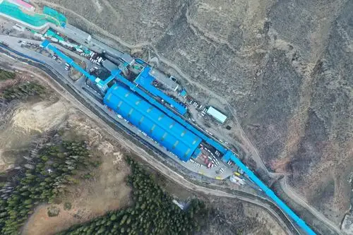 4月11日9时,新疆昌吉州呼图壁县雀尔沟镇丰源煤矿,从空中看,煤矿位于