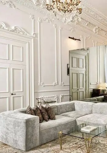 现代风格更偏向于石膏线条利落简单,如果更偏精致轻奢风格一些