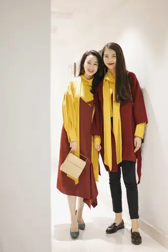 166中个子 176高个子闺蜜搭配   黄色衬衣 酒红色 衬衫来自品牌 x