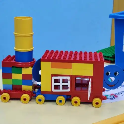 去试听了一节乐高,小朋友有点依赖妈妈,但是玩的还是很开心,一直"我