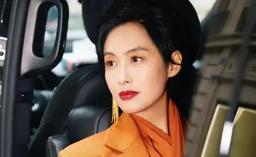 被赞"最正宗港风"——48岁朱茵短发出镜致敬经典,魅力不减当年