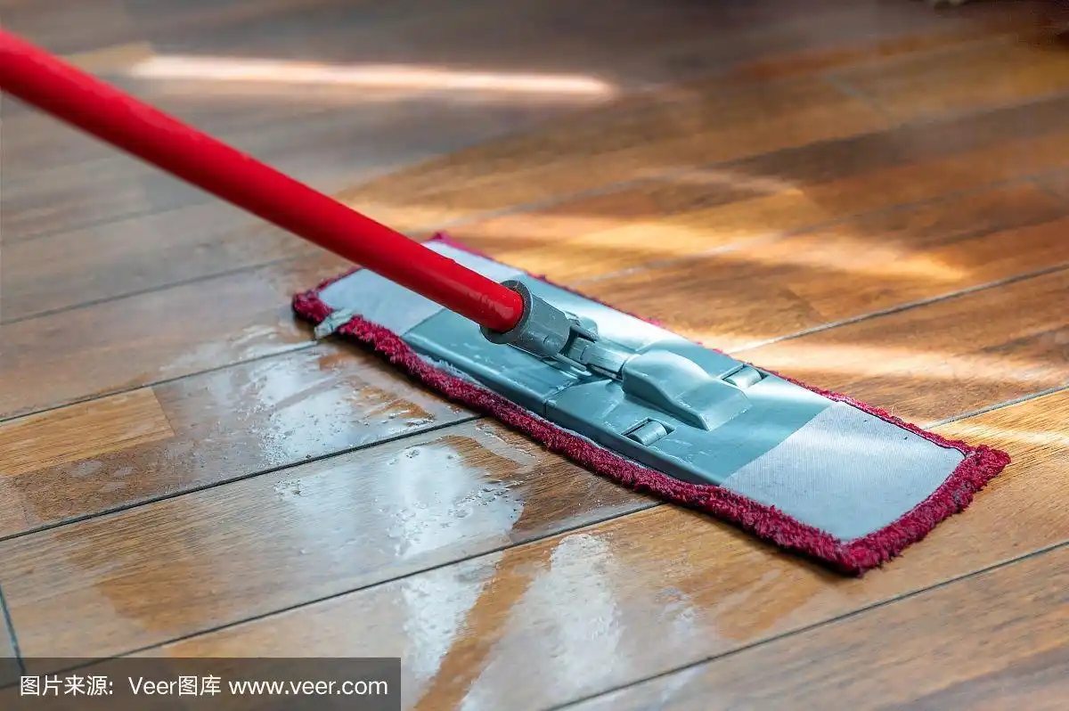 注重公寓的清洁.拖地板