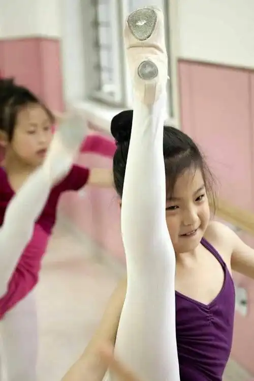 舞动国际,您身边的舞蹈专家,舞动热线: 13014340137谷老师 舞动地址