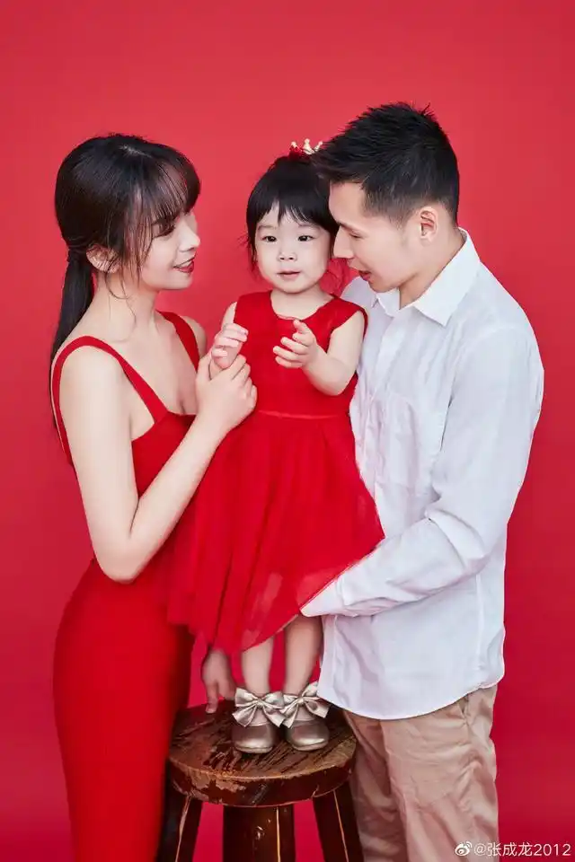 原创温馨奥运冠军张成龙晒一家三口全家福妻子美女儿萌无愧人生赢家