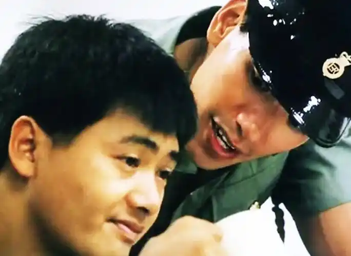 电影《监狱风云》剧照,张耀扬饰演杀手雄.图为周润发,张耀扬(资料图)