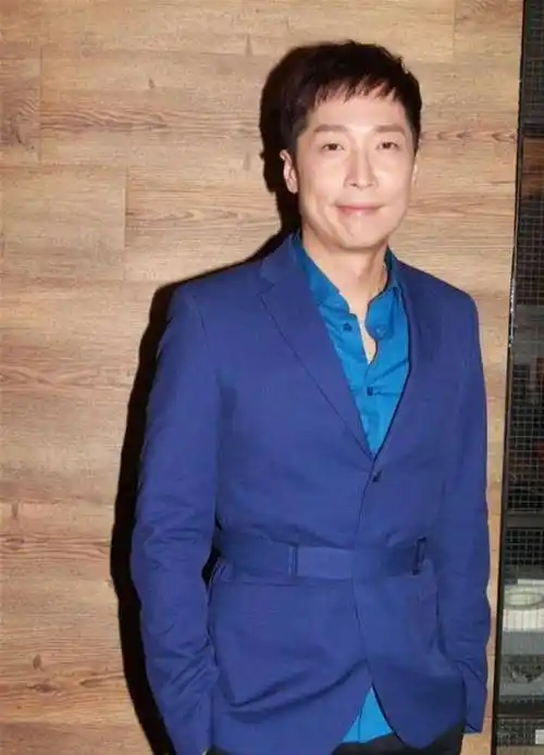 晒旧照证无整容,前tvb一线小生美丽得宜,"不老男神"实至名归_马浚伟