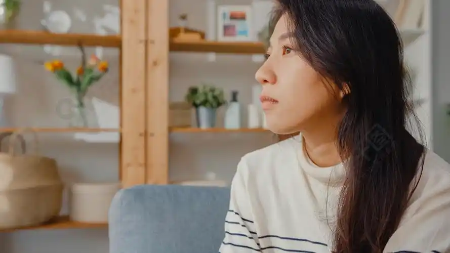 看着外面感到孤独,悲伤的抑郁少年独自呆在家里,社交距离,冠状病毒