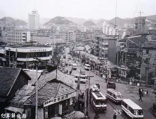 (1995年的贵阳解放路 图片来自于贵州省博物馆)