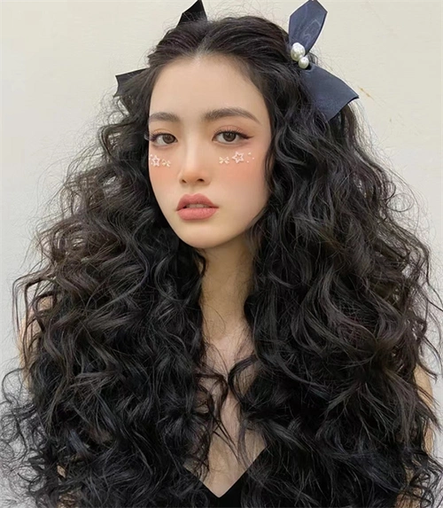 缎带蝴蝶结头饰点缀的羊毛卷烫发,让复古黑色的蓬松细小羊毛卷更加有