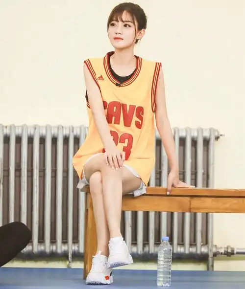 篮球经理陈意涵estelle上线 动情落泪为队员打气