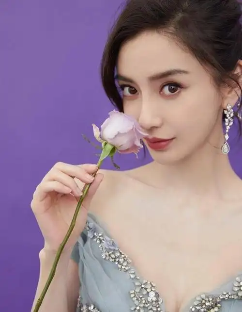 杨颖被曝现状很焦虑!团队停工经纪人要跳槽,高估了资本!