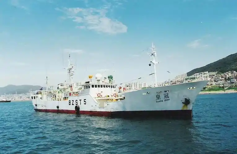 会向客人热情介绍着墙壁上绘制的自家远洋船队在南太平洋捕捞金枪鱼的