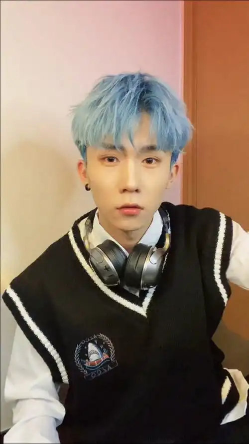 我可以是你的十七岁小哥哥吗?