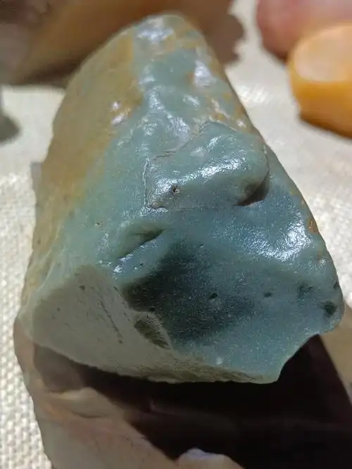 戈壁滩上的另一种泥玉原石