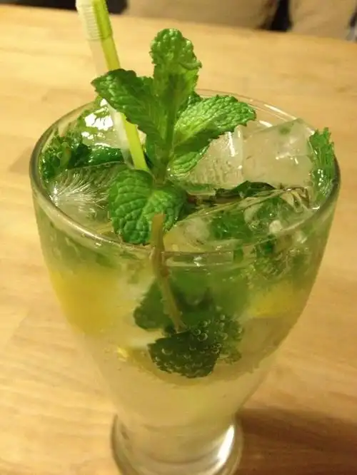 p>莫吉托(mojito)是最有名的朗姆调酒之一.起源于古巴.