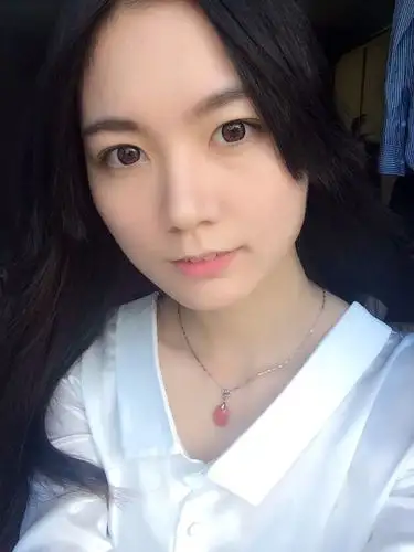 仿佛同一个人… 于是啊 我靠着高超的自拍技术(绝不用ps)吧自己拍成了