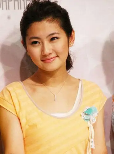 任家萱selina穿睡衣出门似孕妇,笑容甜美,网友:你很漂亮