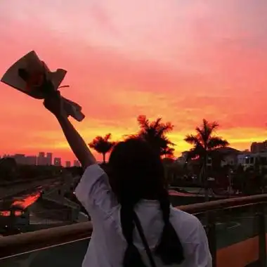 落日余晖头像女高清唯美不露脸的女生头像夕阳背影图片
