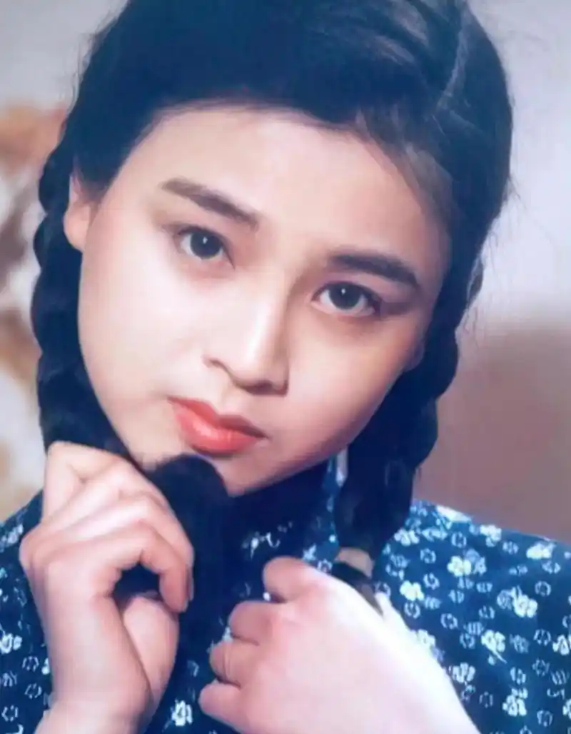 回顾演员赵明明嫁给英宁离婚那天抱着女儿大哭54岁依旧单身