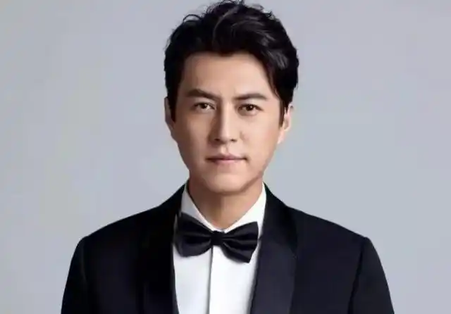 男人不管多帅,到了中年尽量少留3种"油腻发型",会让人没好感