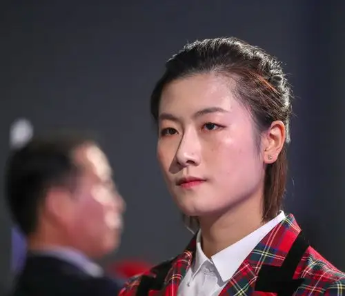 丁宁获最佳女运动员 红格礼服领奖俏皮可爱