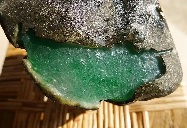 一块千疮百孔的翡翠原石,竟能让无数人垂涎欲滴!