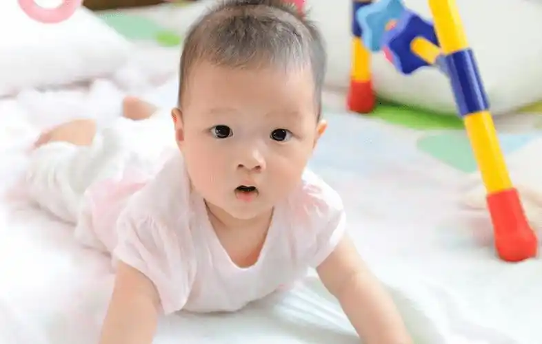 原创郑恺晒女儿百日照宝宝首次全身出镜趴卧小背影很抢镜