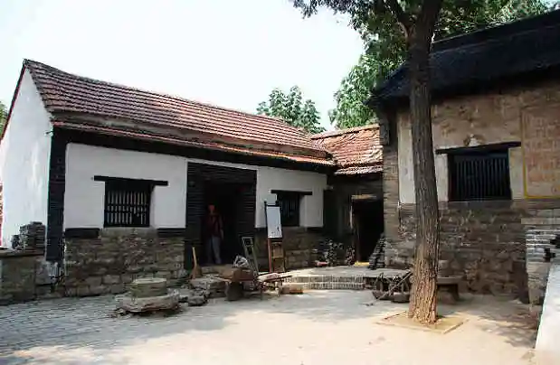 焦裕禄故居,属市级文物,陈列着他用过的农具,外墙标语平实庄重