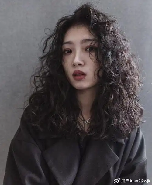 国字脸女士发型别乱整,试试这几种烫发,好看时尚显气质