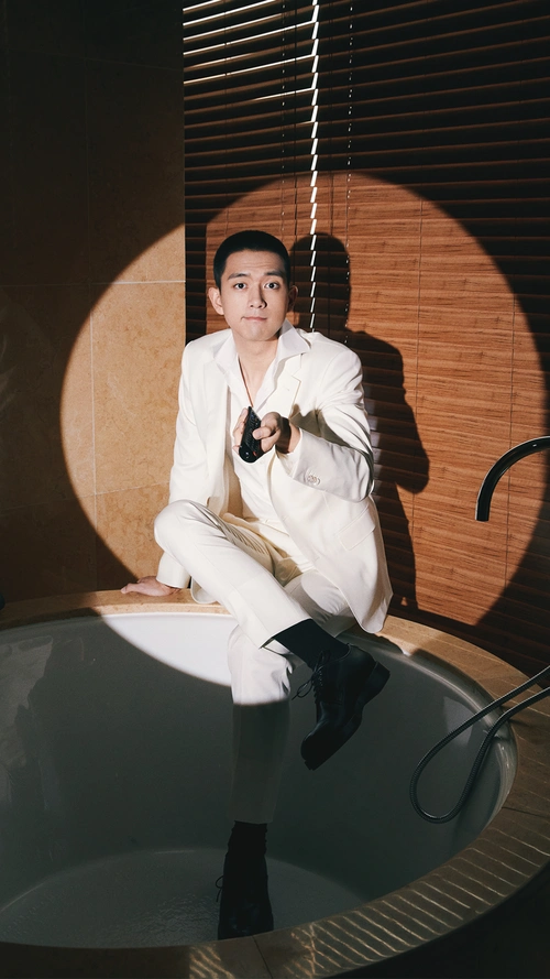 李现寸头帅气优雅写真