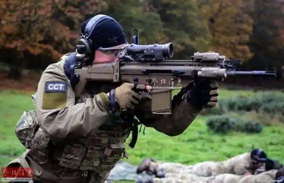 《视频显示,塔利班使用了通常装备美国特种部队的scar突击步枪》的