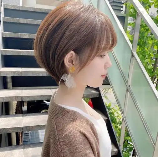今年流行"四好"层次短发,立体蓬松很精致,适合大多数女性