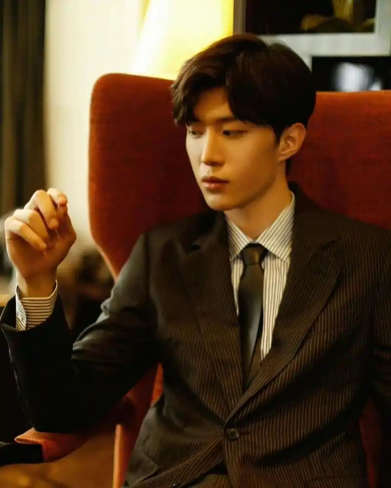 范丞丞这些照片好像王族～ 蛊王