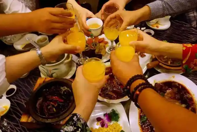 这样的聚会不是轻松惬意的吗?朋友在一起喝酒,小迷离,微醺无负担