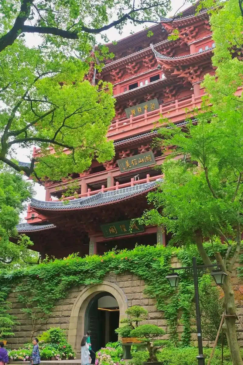 杭州·南宋御街·吴山城隍阁.来杭州,登城隍阁 俯瞰西湖全景. - 抖音