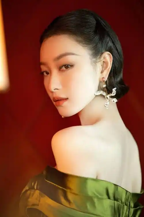 倪妮穿绿色复古花萼裙秀身材戴兰花耳环清雅别致