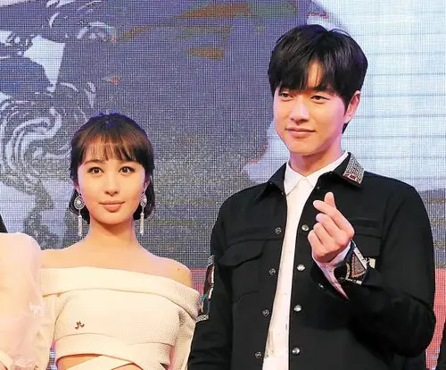 热吻朴海镇:剧中人很幸福 李菲儿挺尴(组图)