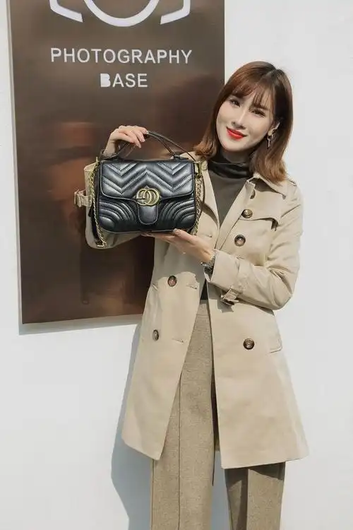 小众女包的日常搭配,瞬间提升你的时尚品味,展现出个性时尚风