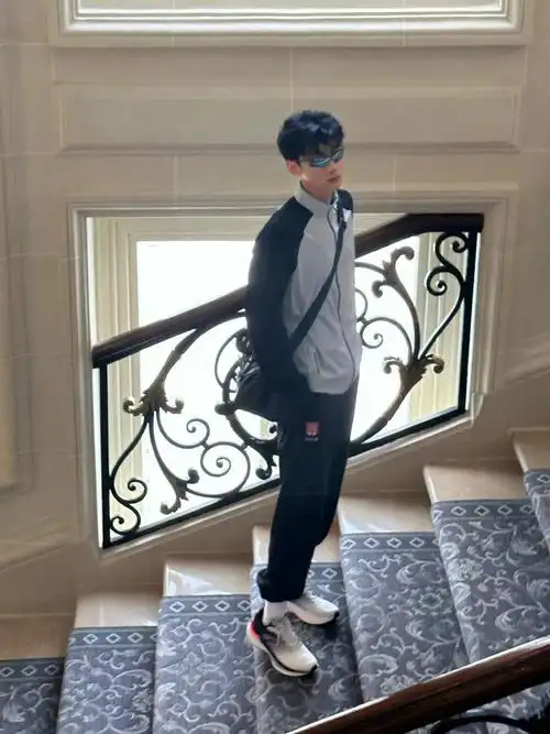 白敬亭#近期私服ootd合集白敬亭的穿搭风格很符合风象星座的性格抖