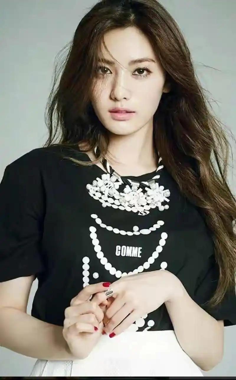 韩国美女林珍娜,天使面孔,曲线身材,恍若美人鱼转世.  林珍娜是天然美