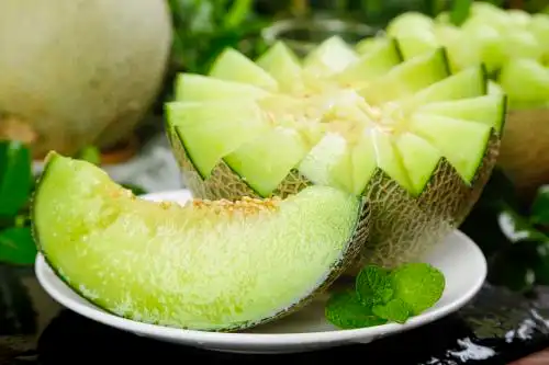 黑底上放着切开的山东网纹瓜