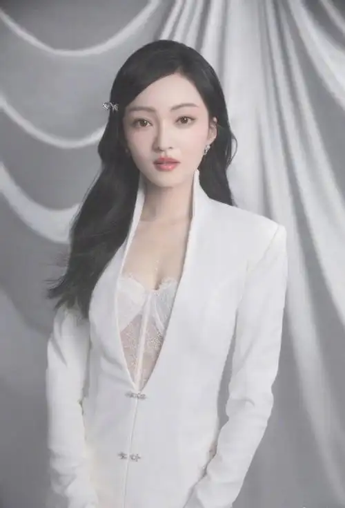 张韶涵晒九宫格美照白西装配轻纱优雅干练