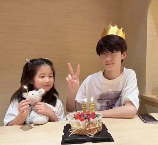张亮儿子天天近况曝光,与妹妹一同庆祝15岁生日,兄妹俩越长越像_腾讯