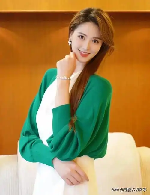 看了电影频道主持人李丹的大长腿写真,现在的主持圈也挺卷的啊!