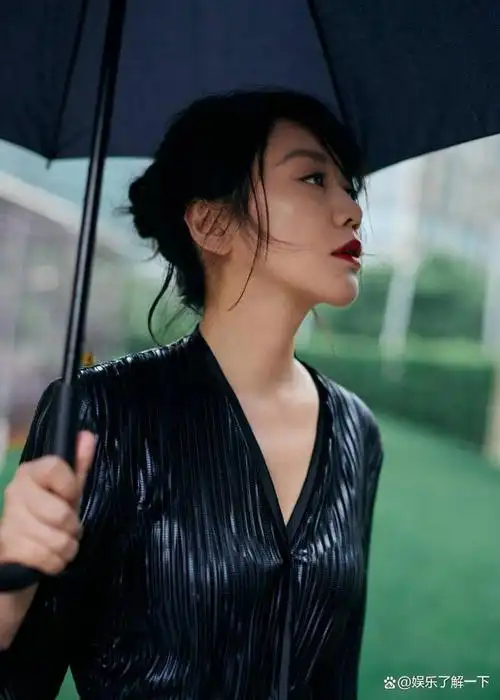 19日,闫妮工作室发布了一组写真照片,照片中闫妮身穿黑色皮衣,在竹林
