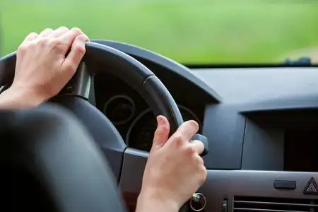 一个人开车图片