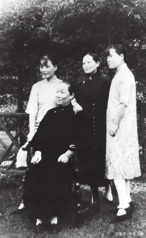 宋氏三姐妹与两兄弟合影少女时代宋美龄儿童时代的宋美龄1917年7月