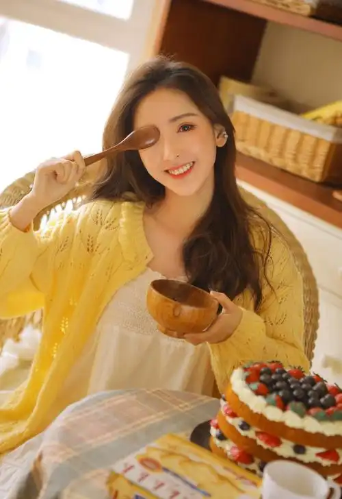 长卷发美女温柔性感迷人居家写真