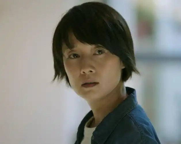 马伊琍登elle杂志8月封,48岁身材如少女,网友坦言气质太土|素颜|长裙