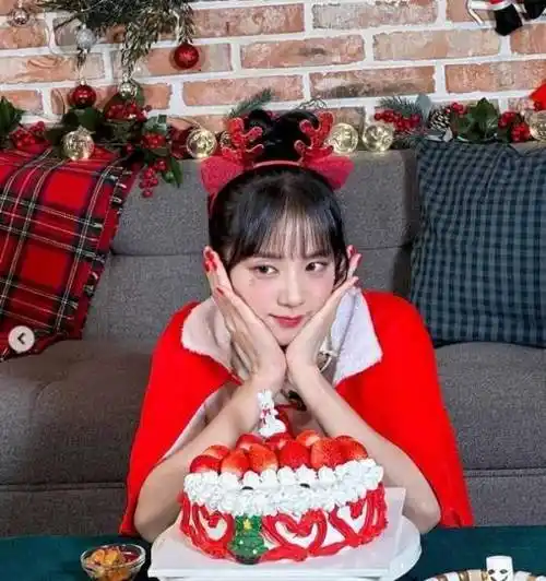 1/5搜狐韩娱讯 韩国女团blackpink成员jisoo近日在社交平台发布一组